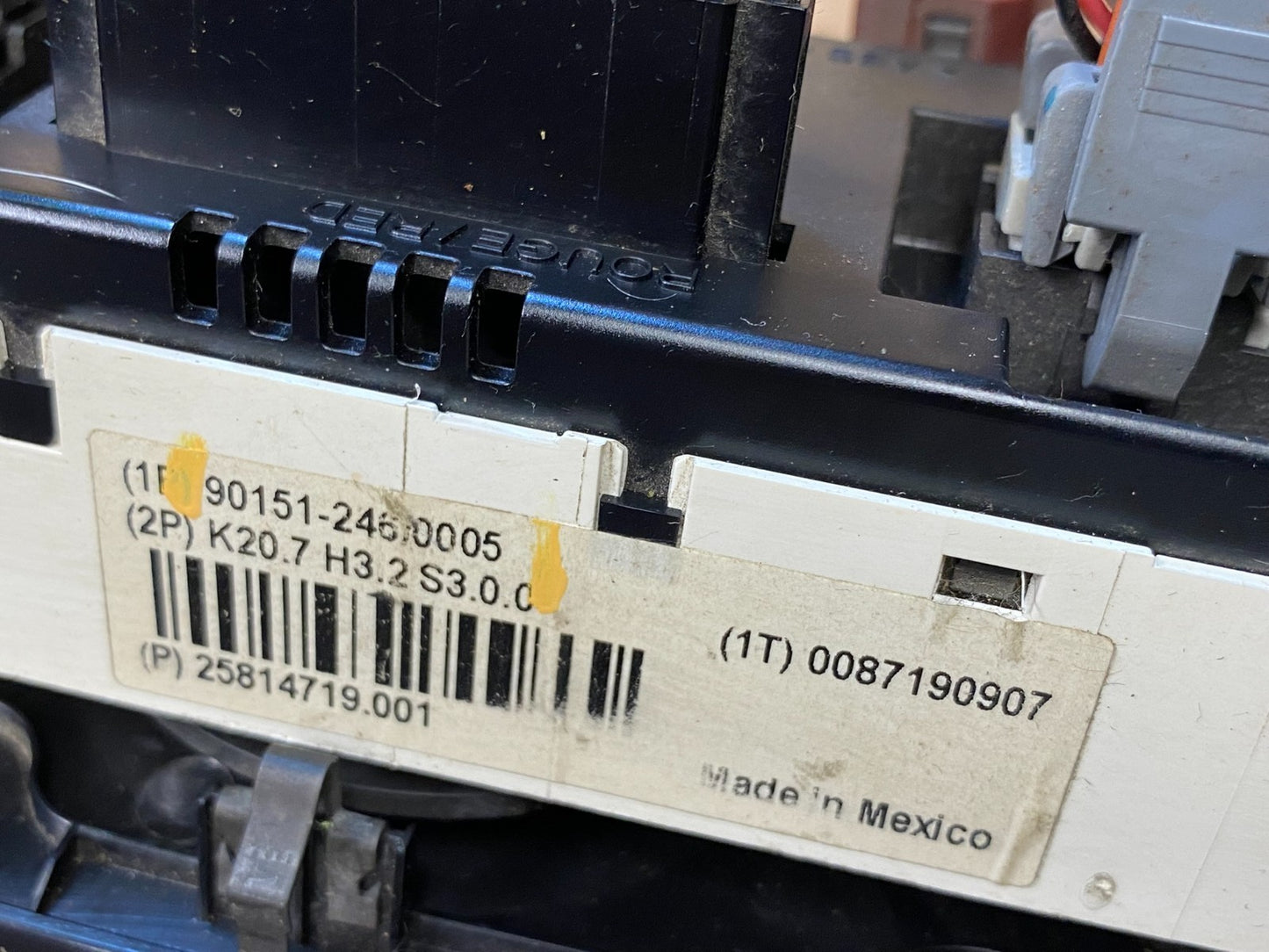 2006 to 2010 Hummer H3 Center Cosnole A/C Climate Control Radio Bezel AG5220 DG9