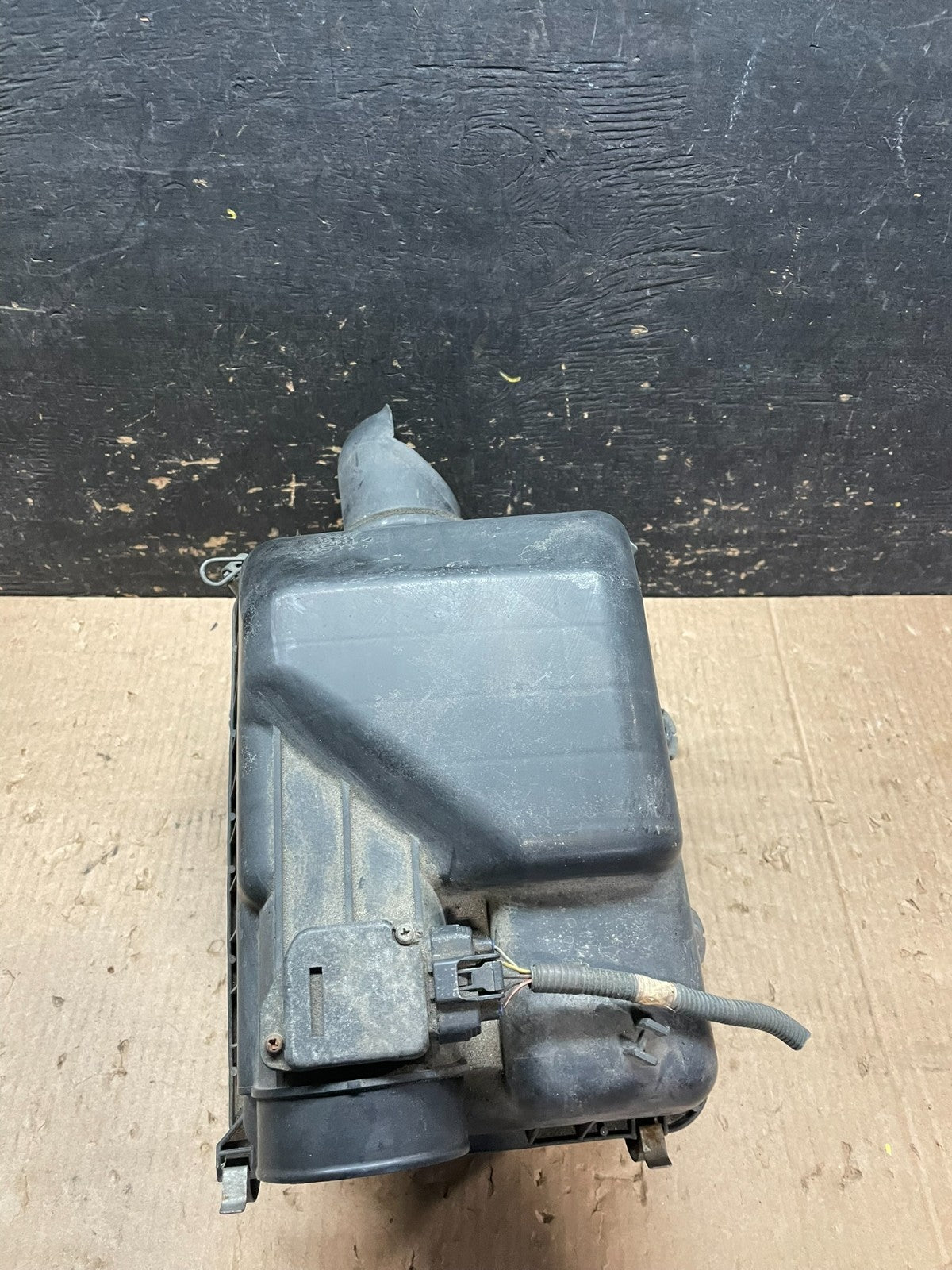 2001-2004 Toyota Sequoia Tundra 4.7L V8 Air Cleaner Intake Filter Box Z3354 DG4