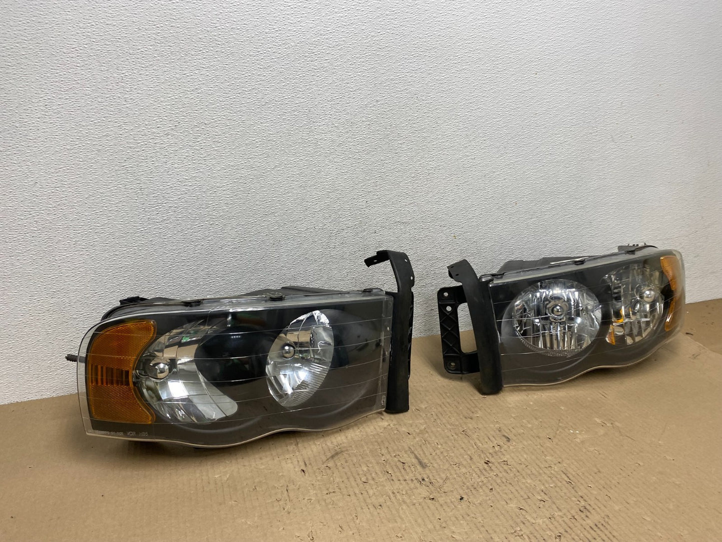 2002 to 2005 Dodge Ram Left+Right Side Halogen Headlights AE7098 DW2