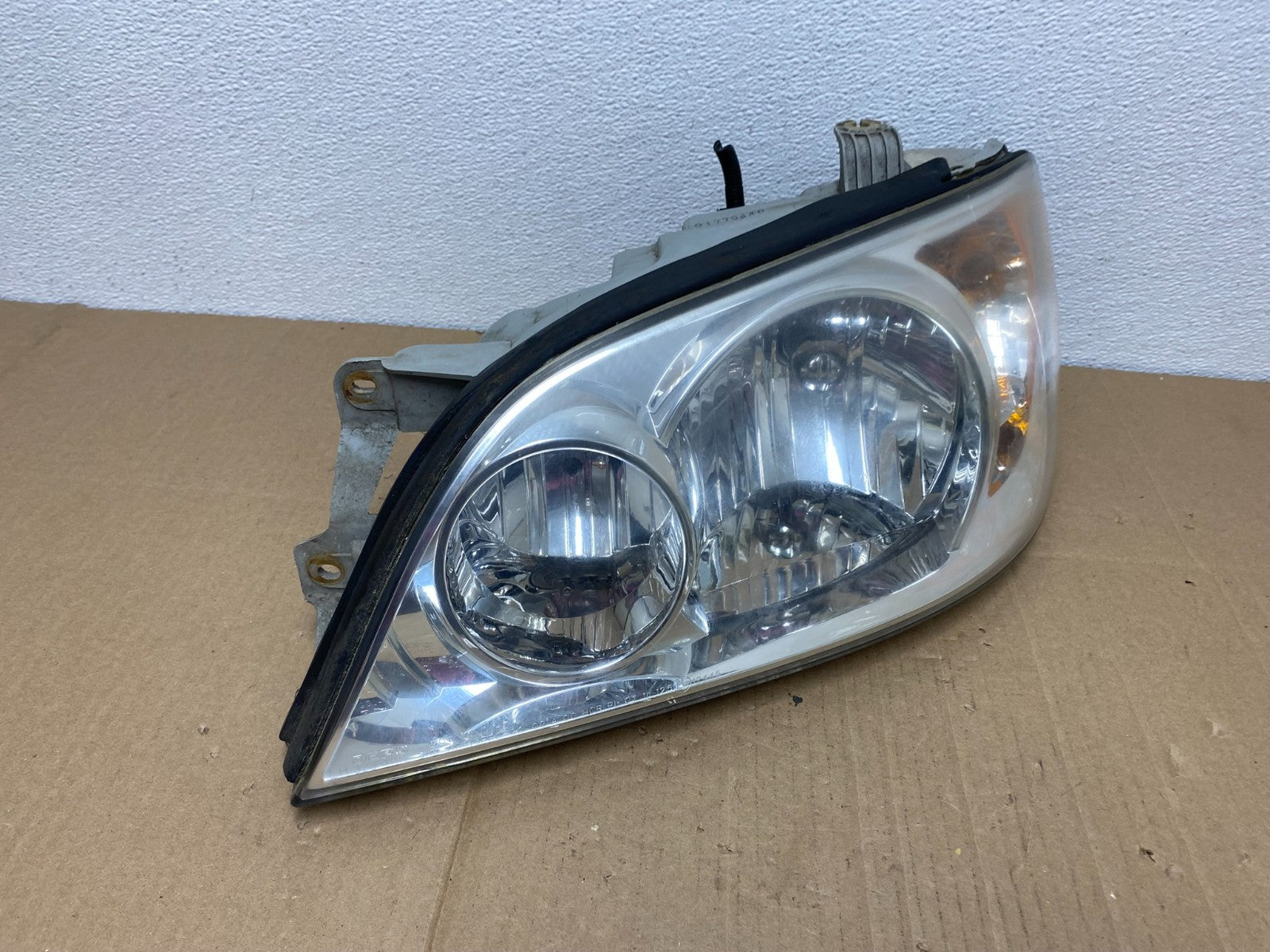 2002 to 2005 Kia Sedona Left Driver LH Side Headlight AB8109 DW2