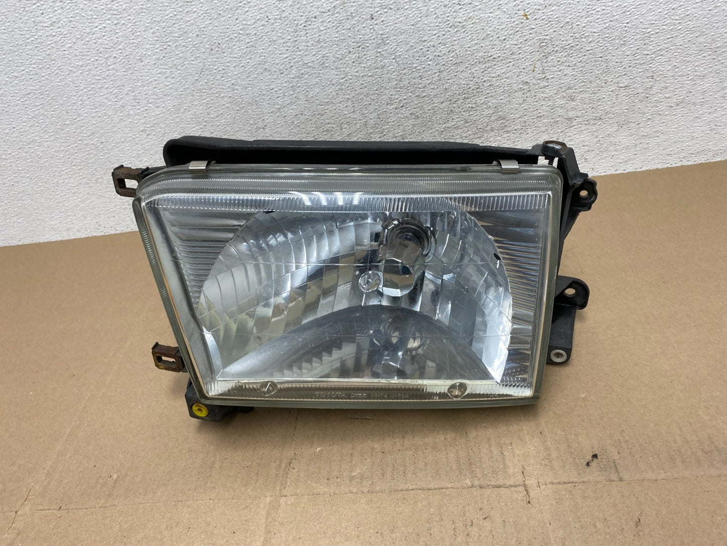 1996 to 2002 Toyota 4Runner Halogen Left Driver LH Headlight AE6636 DW0