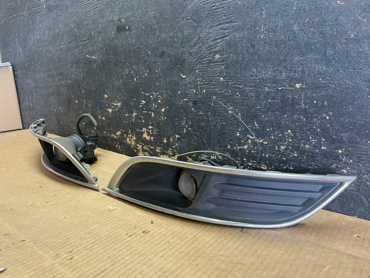 2013 to 2016 Lincoln MKT Left+Right Set Front Fog Light Bezel OEM ab2848 DG2