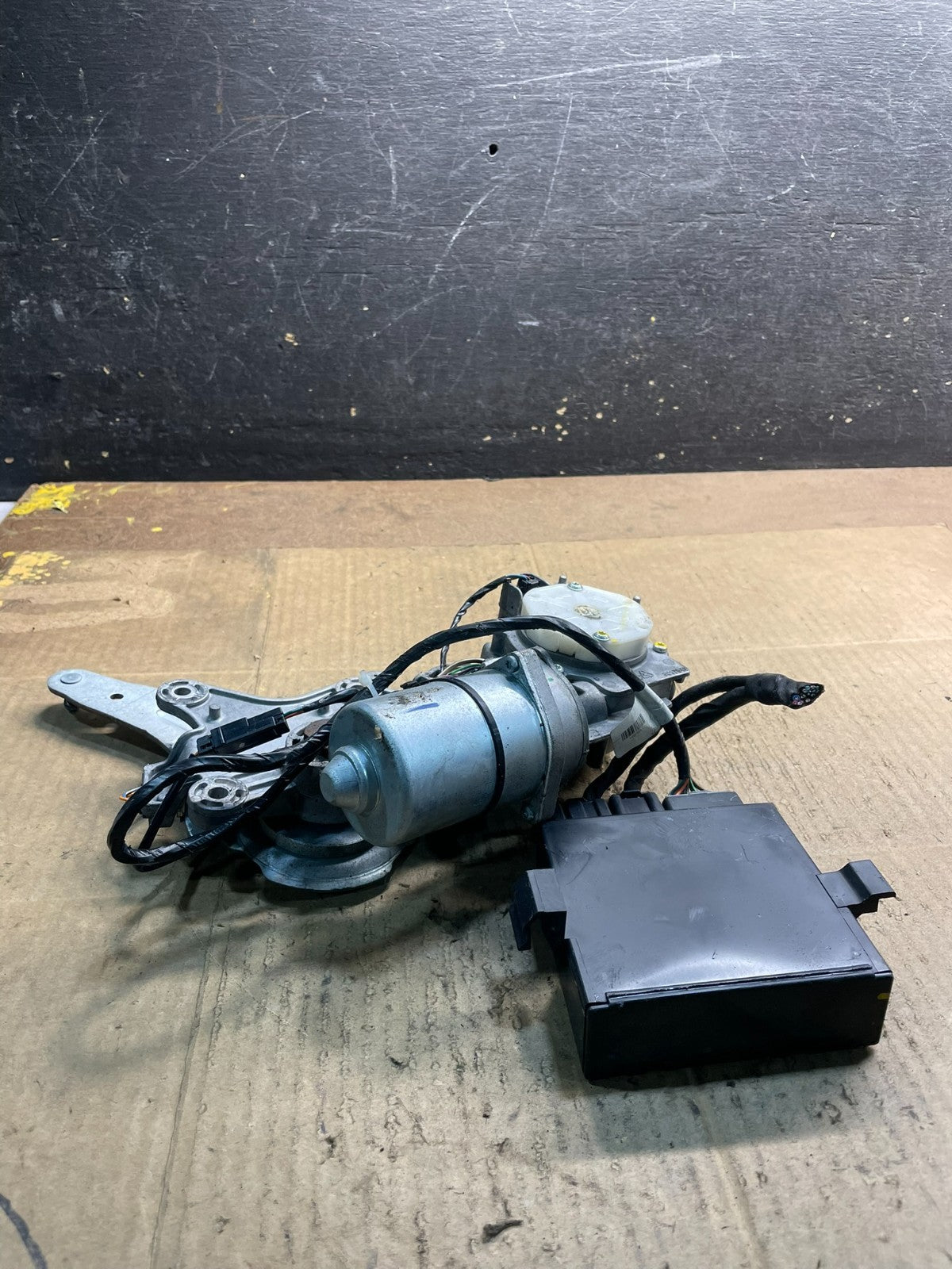 GMC Acadia Yukon Tahoe Rear Trunk Liftgate Power Motor Actuator Y7361 DG3