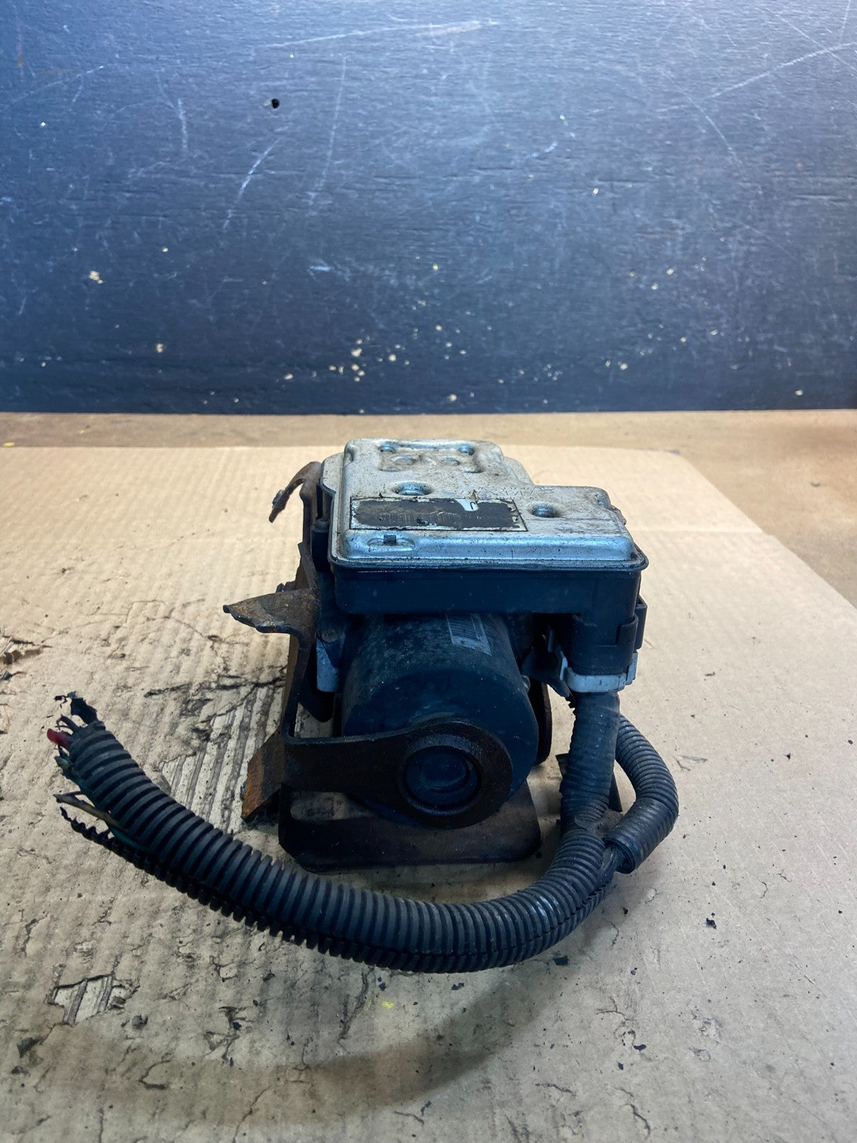 2004-2006 Chevrolet Express ABS Pump Control OEM 13567115 Module Z9008 DG1