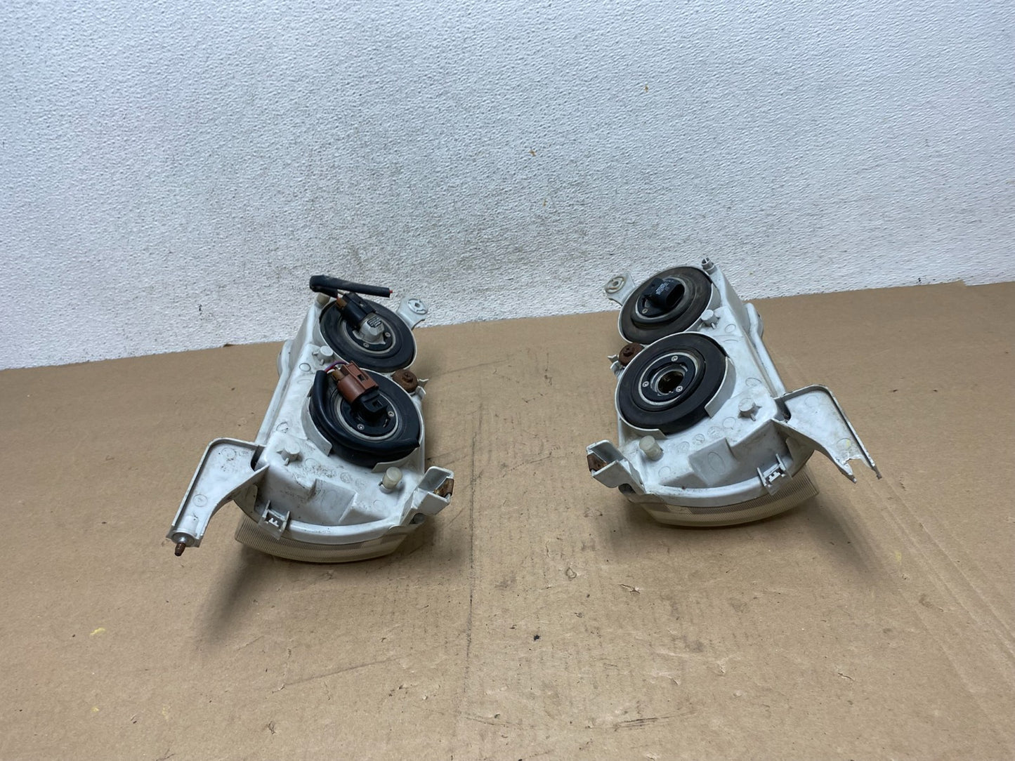 2001-2002 Toyota Corolla Left+Right Side Halogen Headlights AG4656 DW10