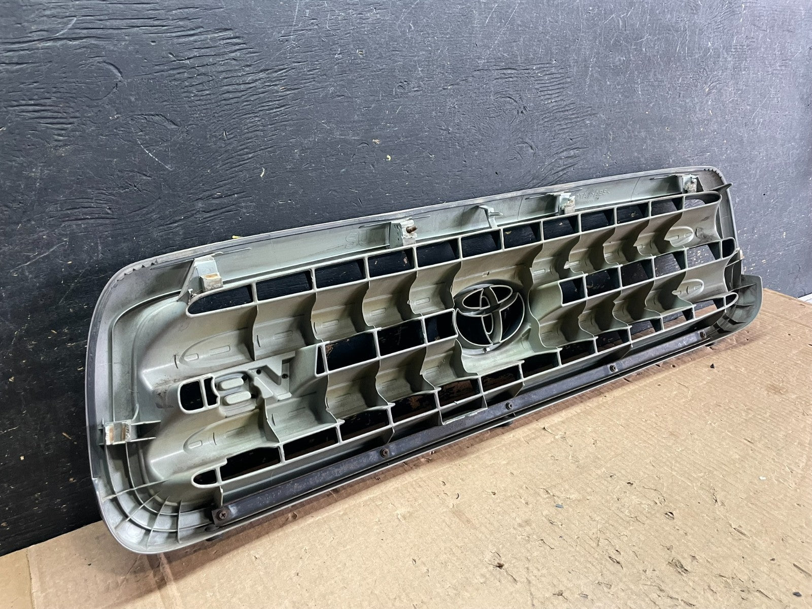 2001 to 2004 Toyota Sequoia Front Upper Grill Grille W/ Emblem Oem AB3210 DG8