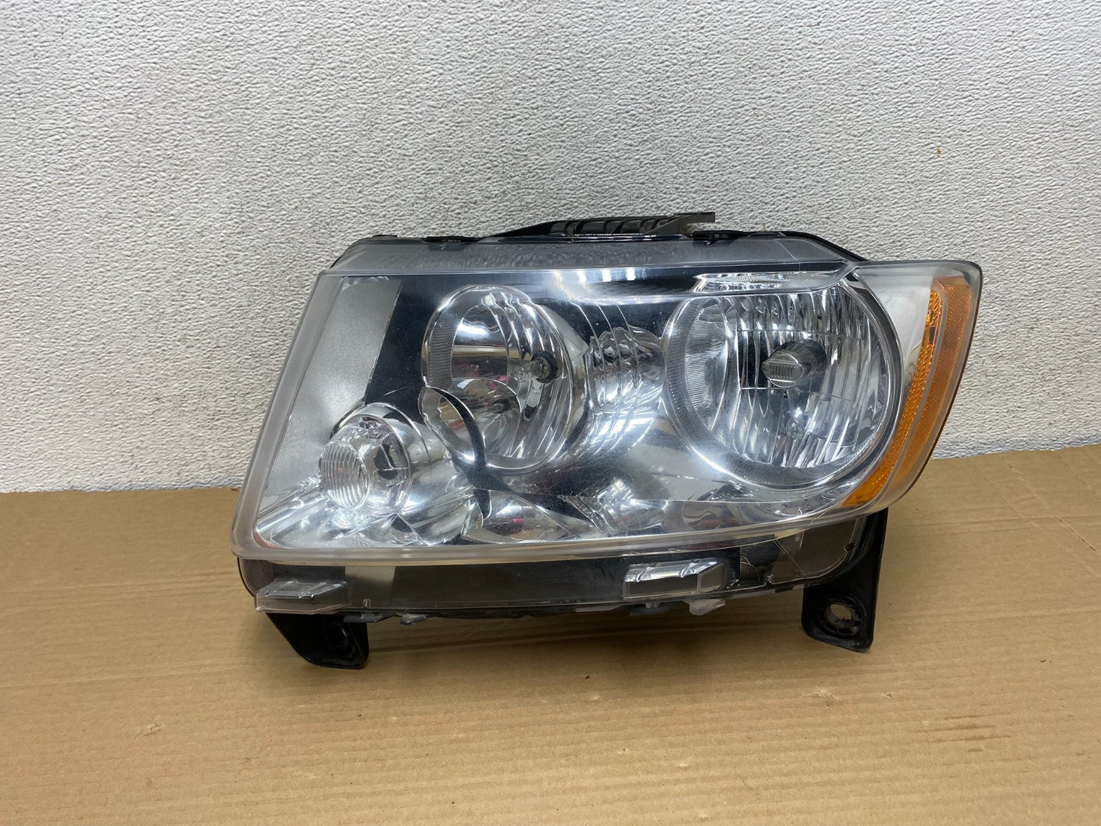 2011 to 2013 Jeep Grand Cherokee Halogen Left Driver Lh Headlight AG8839 DW0
