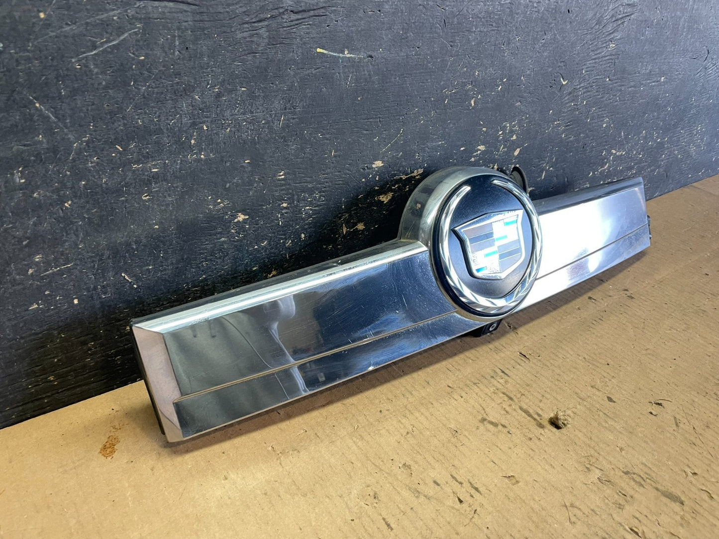 2007 to 2014 Cadillac Escalade Rear Liftgate Trim Molding W/Camera AA2453 DG1