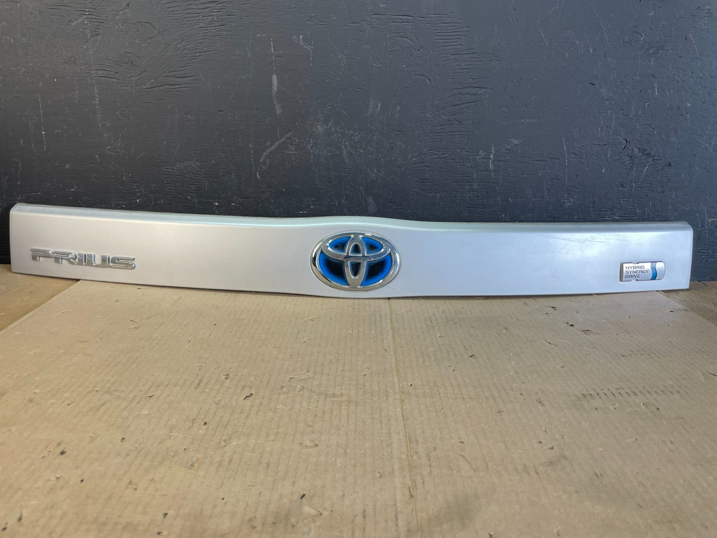 2010 - 2015 Toyota Prius Trunk Rear Tailgate Molding Panel 76801-47070 AC1860 DG0