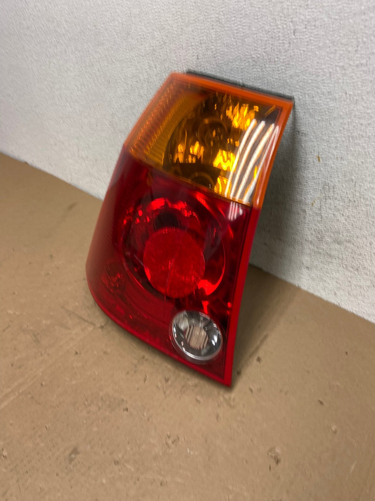 2004 2005 2006 Chrysler Pacifica Left Driver LH Tail Light AD7960 LK1