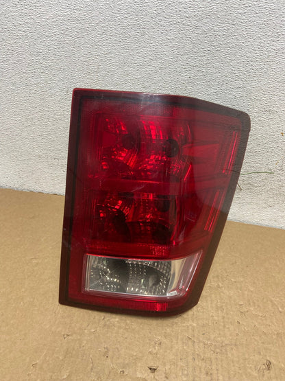 2005 - 2006 Jeep Grand Cherokee Right Passenger Rh Tail Light AF7416 LK0