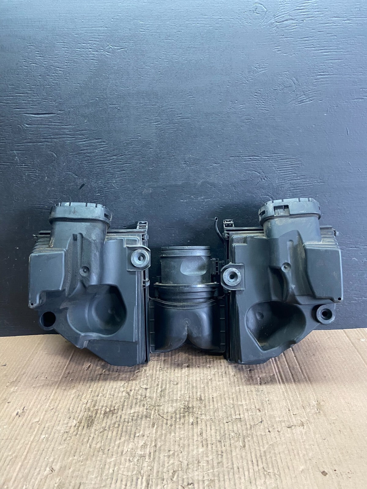2007 to 2010 Bmw E70 X5 4.8L Engine Air Intake Filter Hosuing OEM D2767 DG13