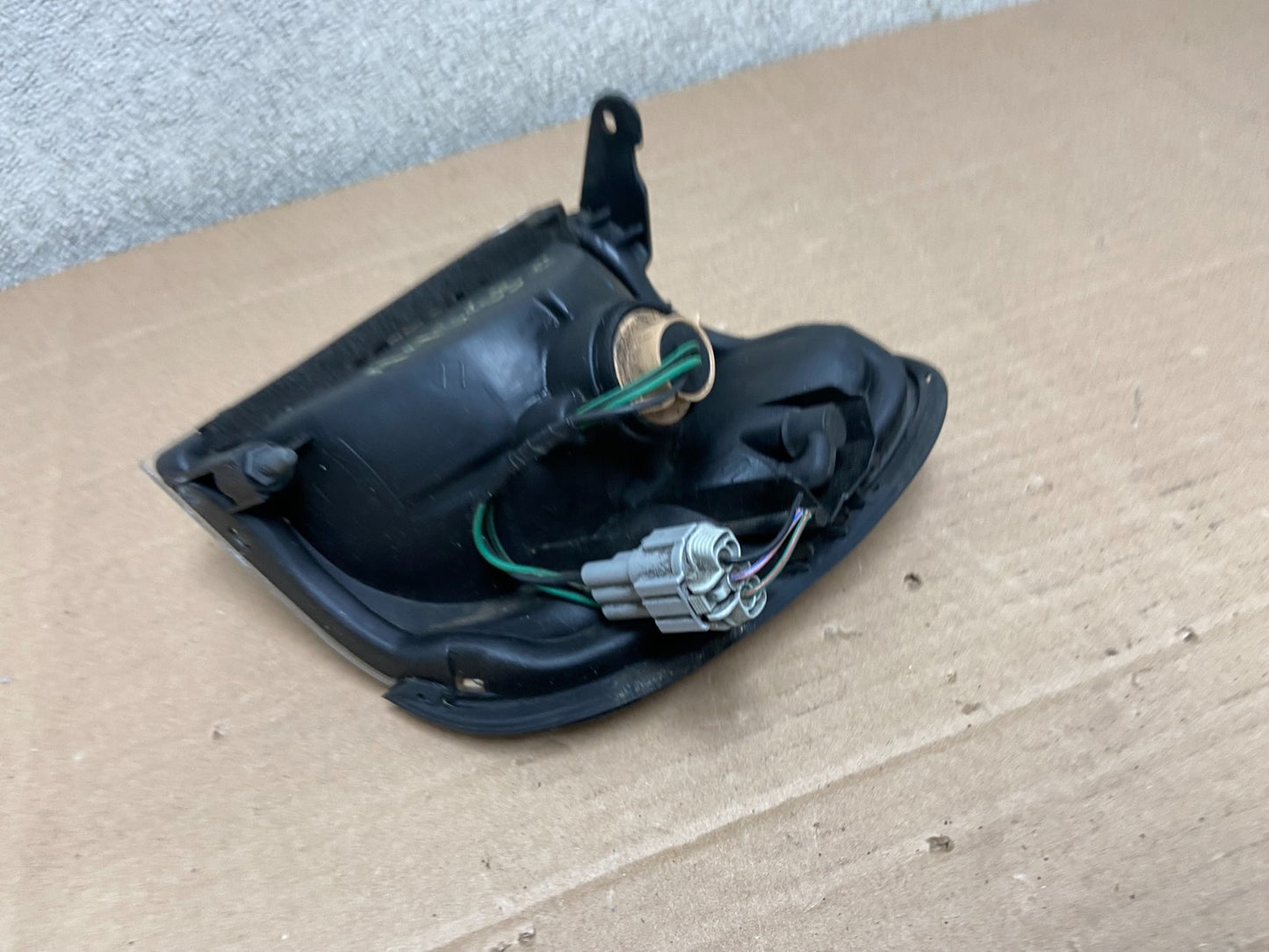 1999 to 2004 Nissan Pathfinder Passenger Corner Park Light Turn Signal AA8656 DW4