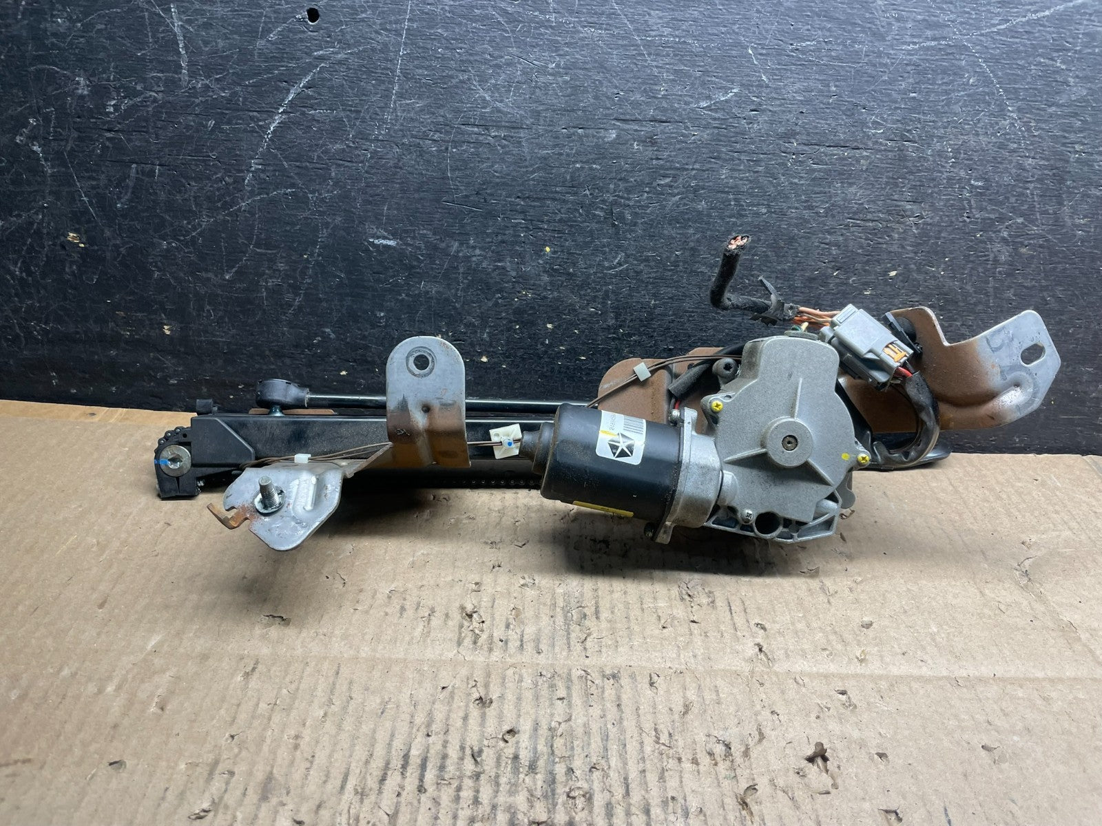 2008 to 2016 Chrysler Town & Country Rear Windshield Wiper Motor u9116 DG5