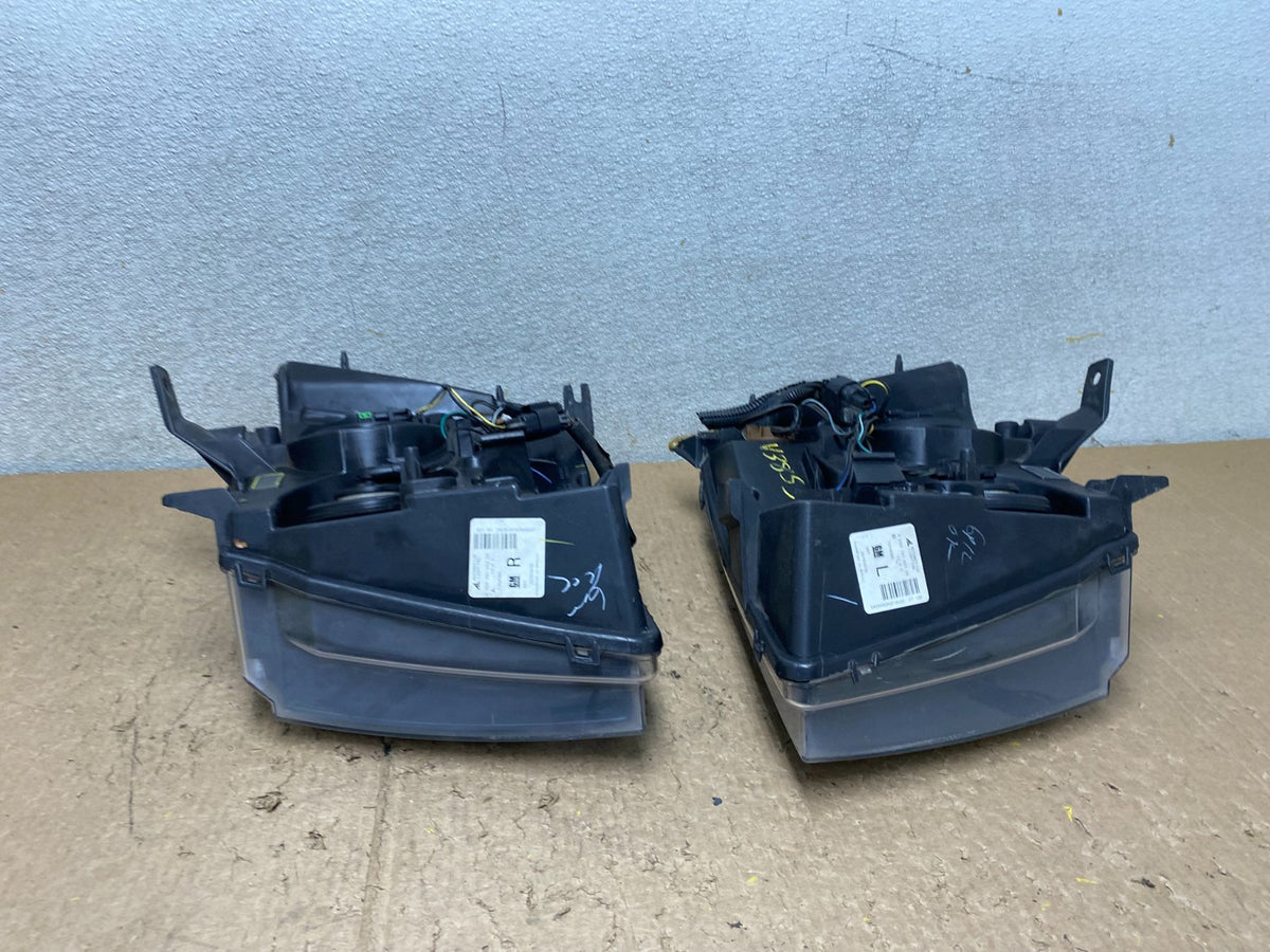 2007 to 2013 Chevrolet Suburban Tahoe Left+Right Set Headlights V3853 DW15