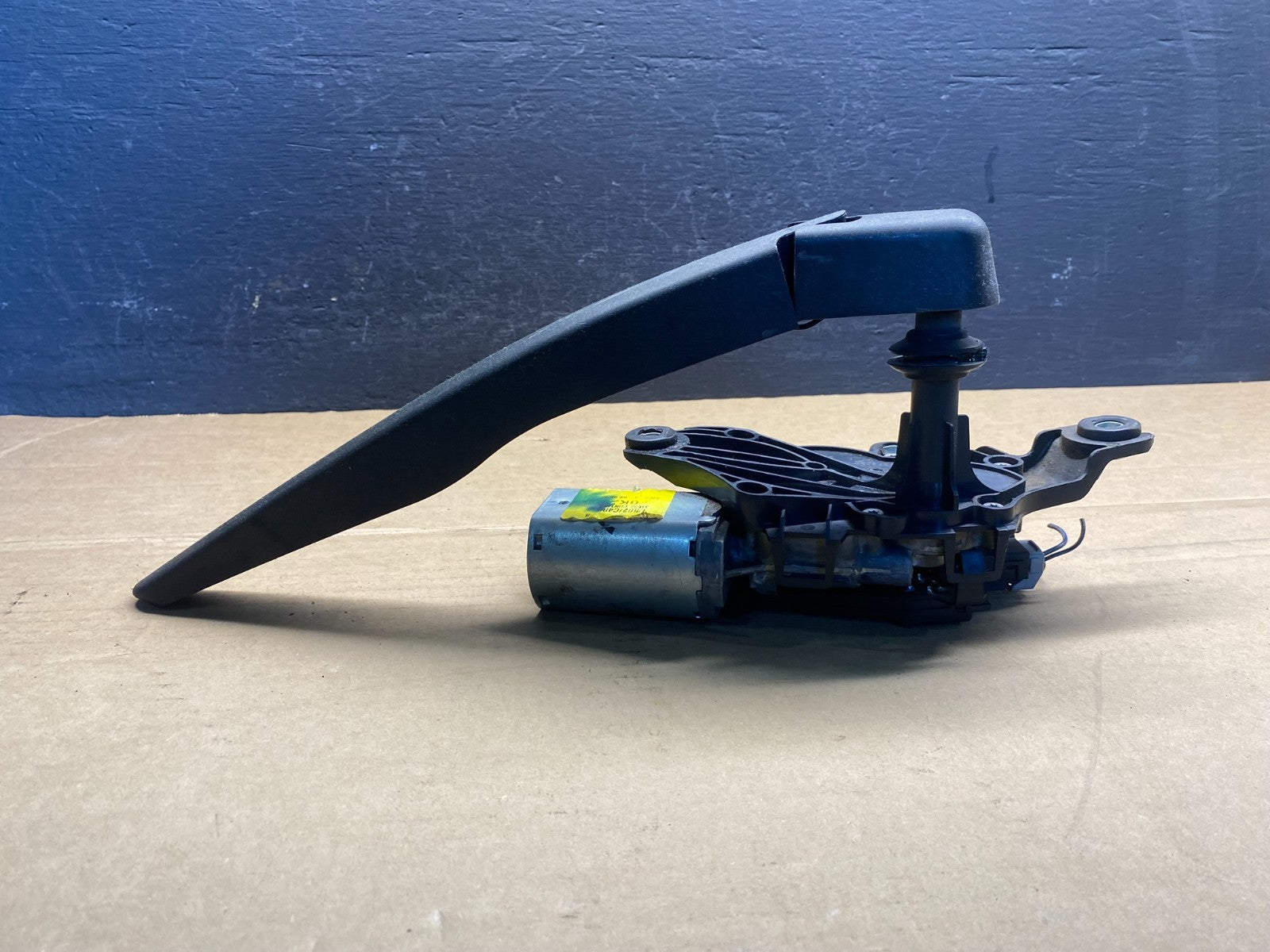 2011 to 2019 Ford Explorer Rear Windshield Wiper Motor ad3526 DG3