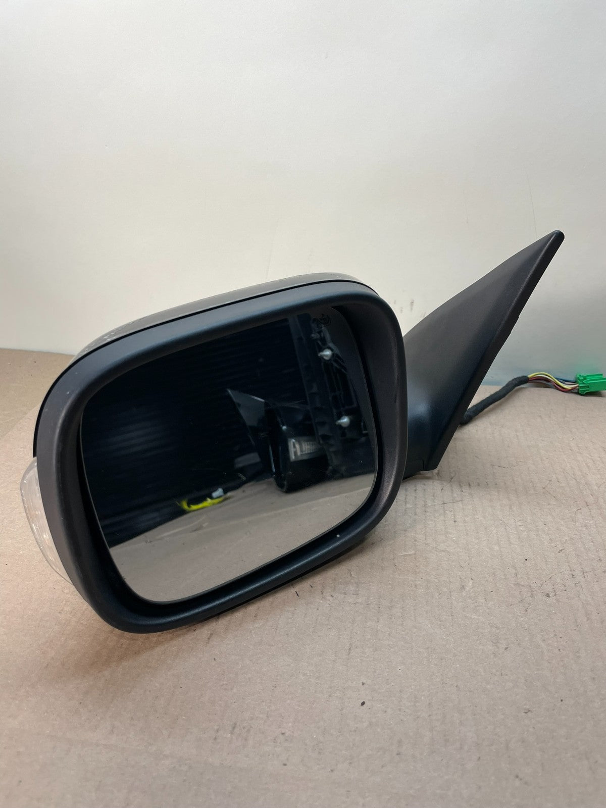 2007 to 2014 Volvo XC90 Left Driver View Door Turn Signal Mirror AJ0595 DG2