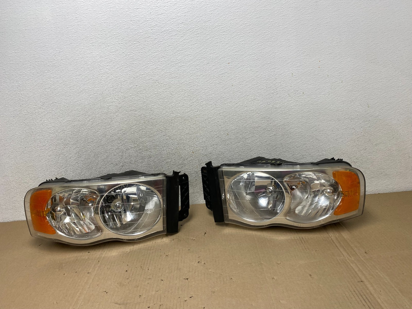 2002 to 2005 Dodge Ram Left+Right Side Headlights AG6856 DW0