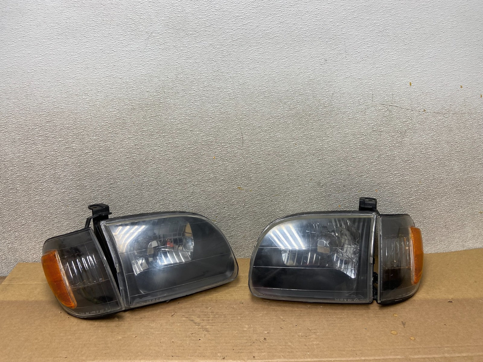 2000 - 2004 Toyota Tundra Left+Right Side Halogen Headlights AB5090 DW0