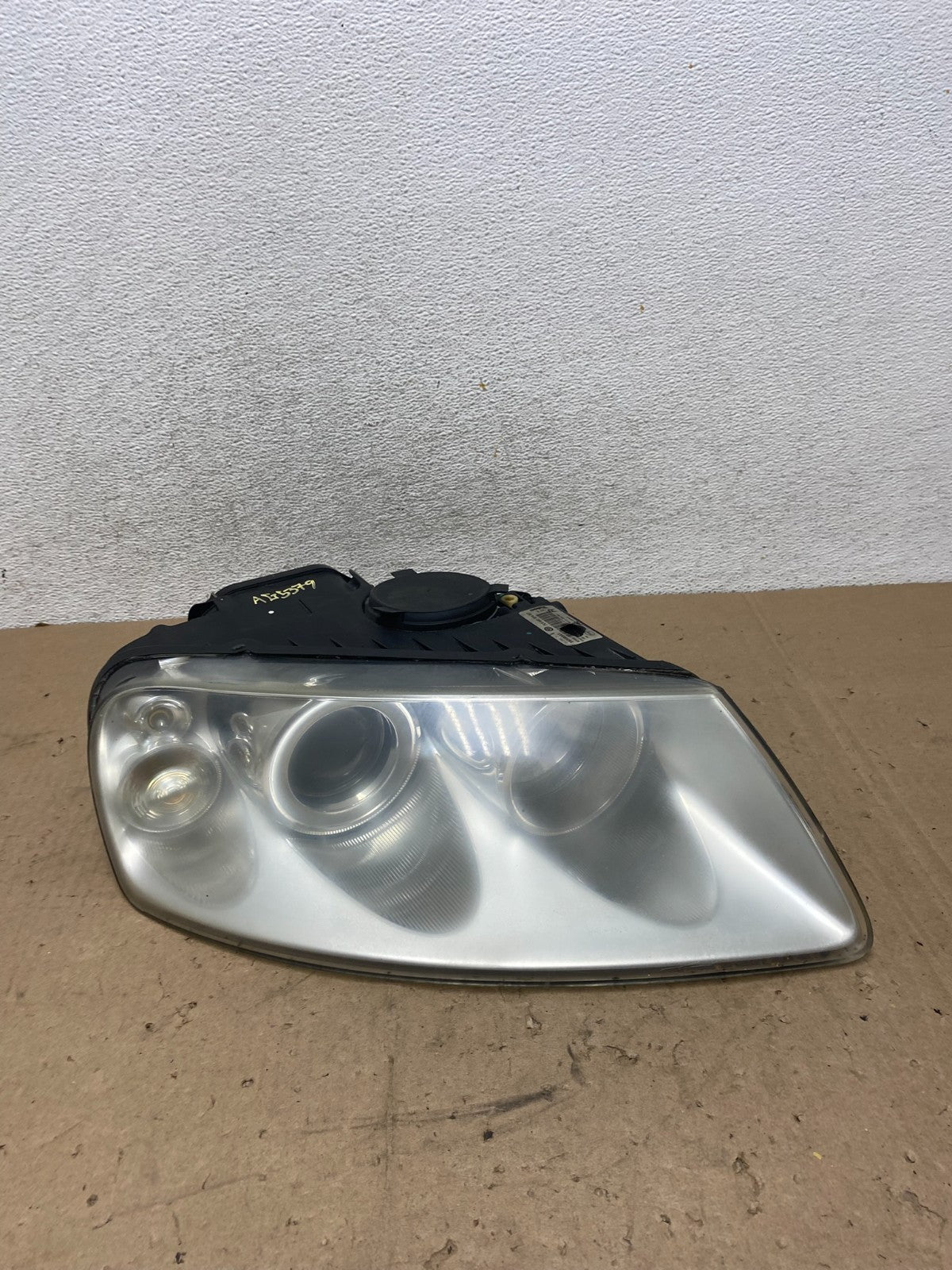 2004 to 2007 Volkswagen Touareg Right Passenger Halogen Headlight AG5379 DW0