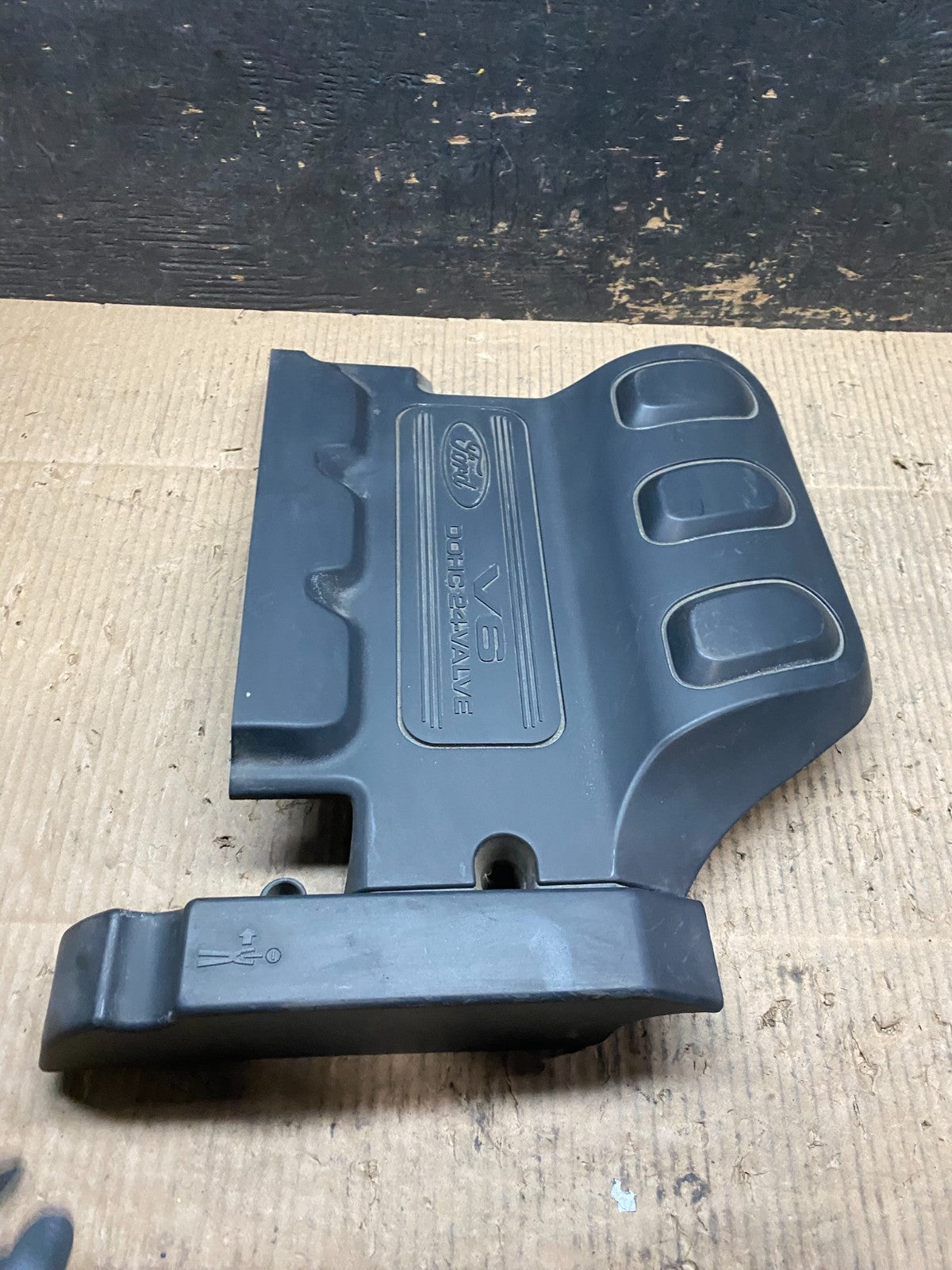 2001 to 2004 Mazda Tribute DOHC 24 VALVE Engine Shield Top Cover T9557 DG2