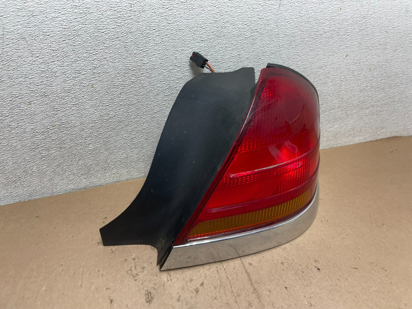 1998-2003 Ford Crown Victoria Right Passenger Rh Side Tail Light Oem Q46732