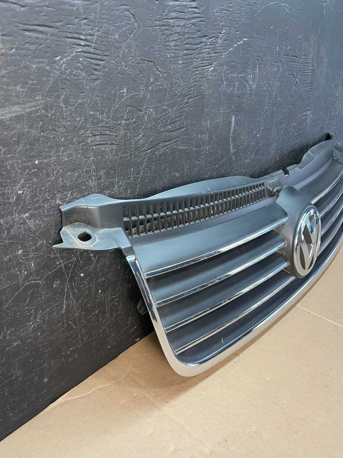 2001 to 2005 Volkswagen Passat Front Upper Grill Grille AD8365 DG2