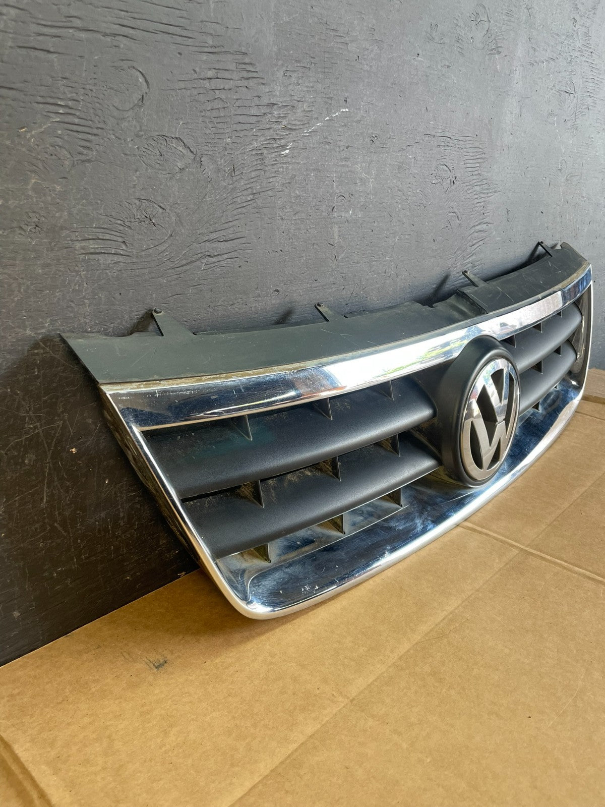2004 to 2007 Volkswagen Touareg Front Upper Grill Grille AE0821 DG2