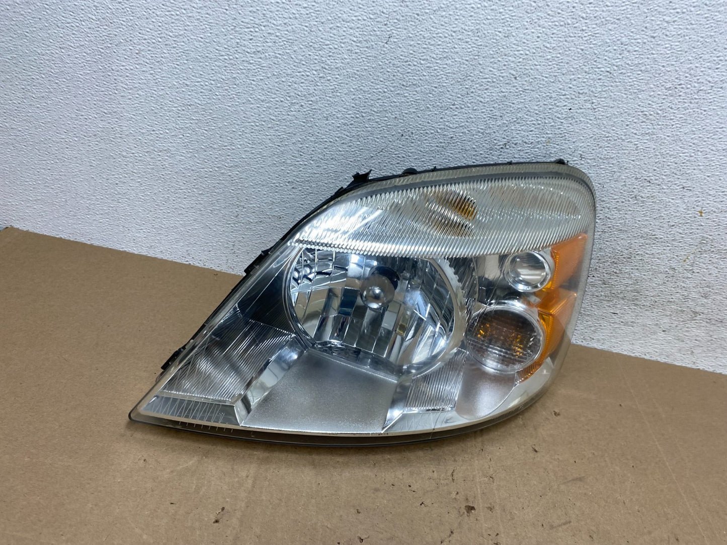 2004 - 2007 Ford Freestar Left Driver LH Side Headlight Halogen AE5976 DW2