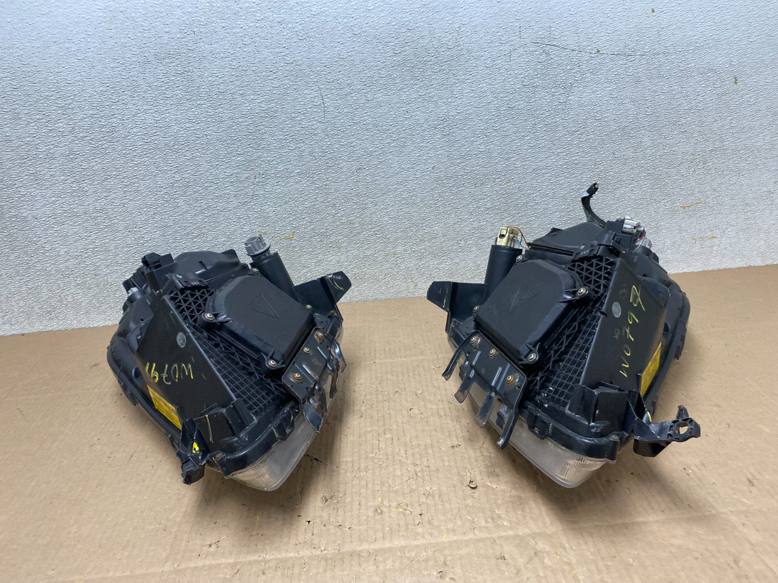 2004-2005 Toyota Prius Left+Right Side Xenon Headlights W0797 DW15