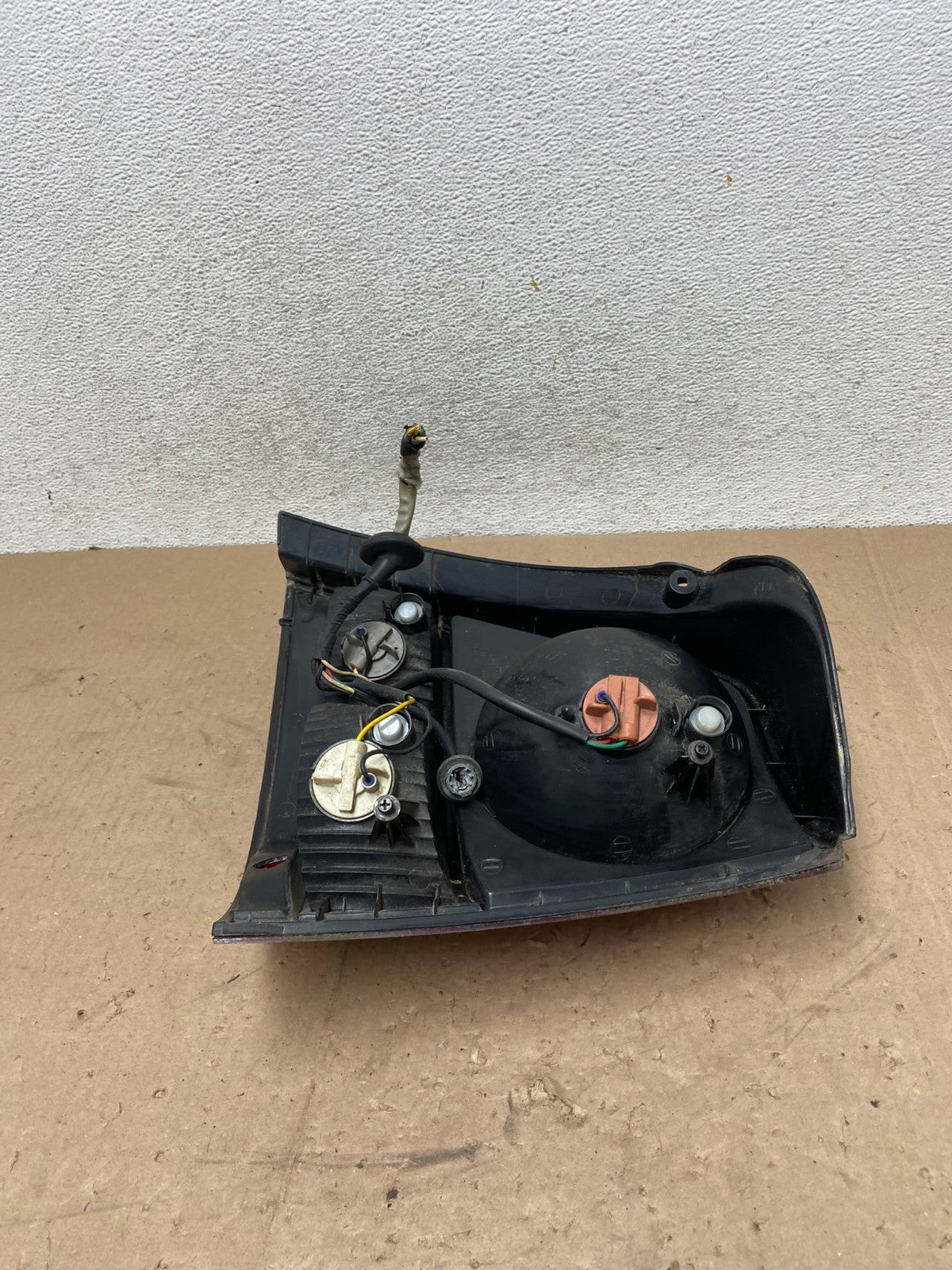 2003 to 2006 Kia Sorento Left Driver Side Tail Light AG5401 LK6