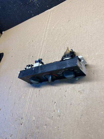 2001 - 2007 GMC Chevrolet Express 1500 Climate Control A/C t1338 DG2