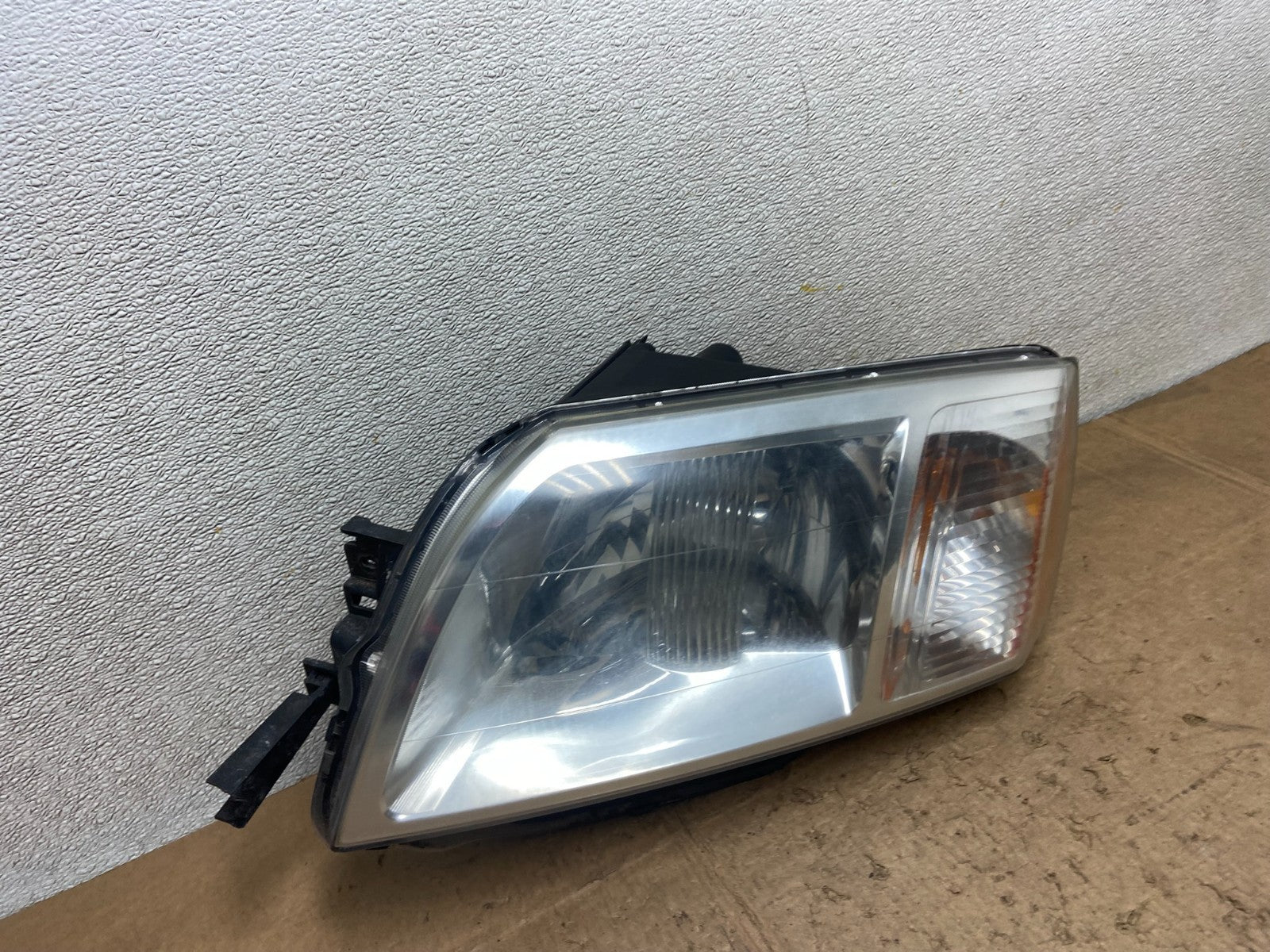 2004 - 2008 Mitsubishi Endeavor Headlight Left Driver Lh Side OEM Y7076 DW2