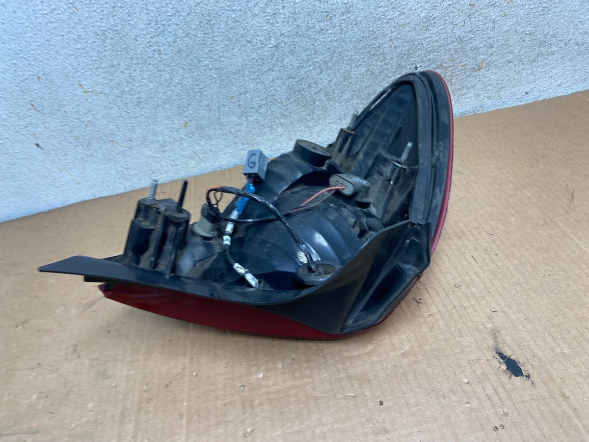 2000 to 2003 Ford Taurus Right Passenger Rh Side Tail Light AI8456 LK7
