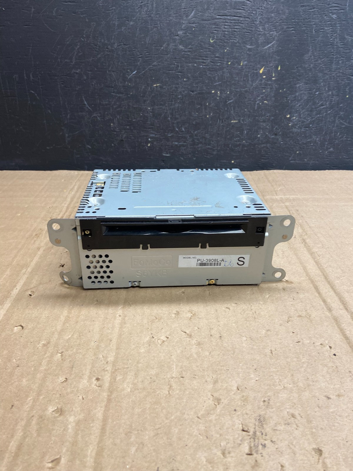 2013 to 2014 Ford Edge AM/FM Radio Reciever AD7172 DG0