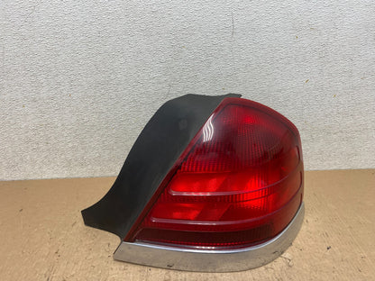 1998-2003 Ford Crown Victoria Right Passenger Rh Side Tail Light Q3572 DW0