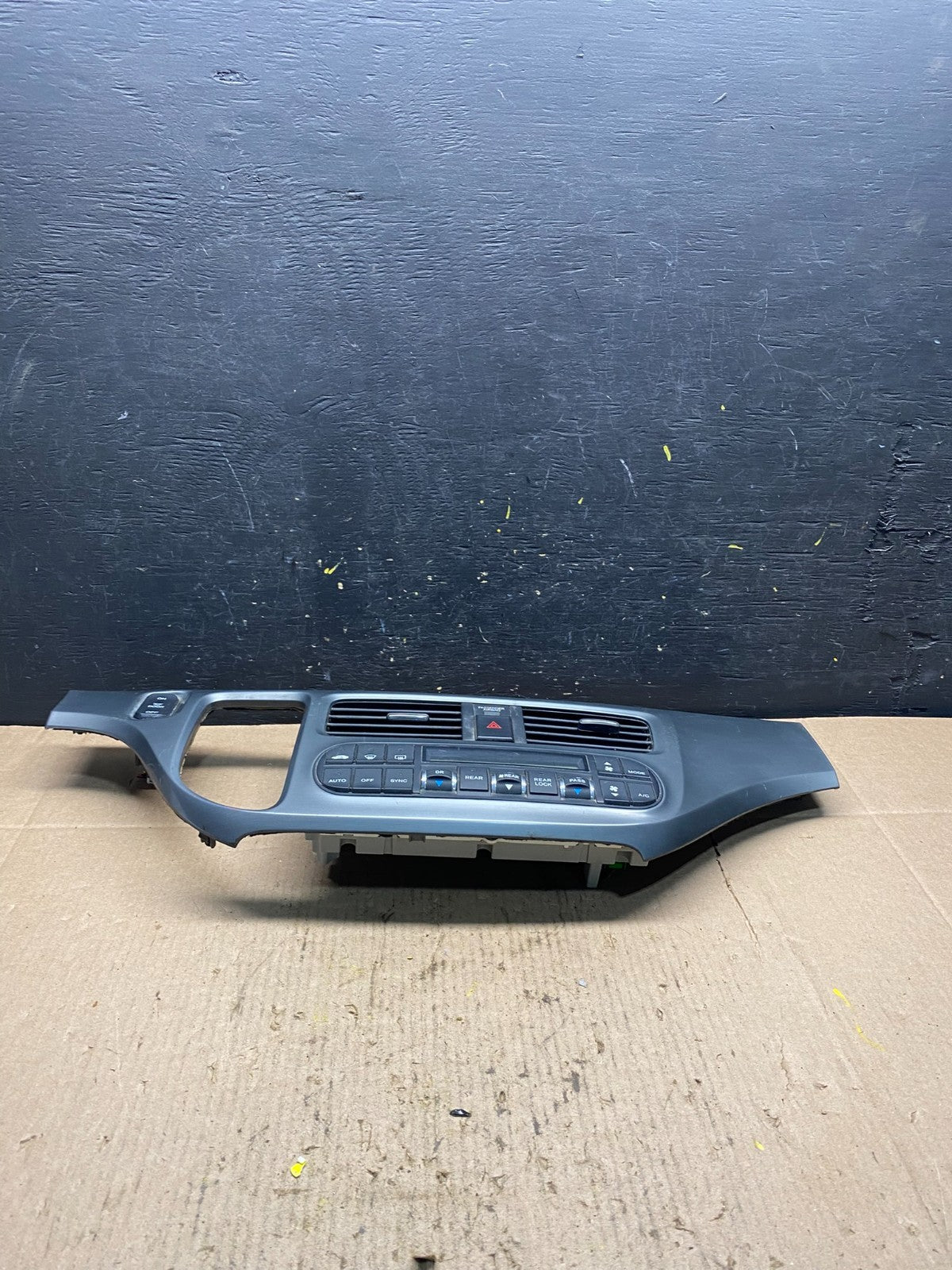 2005 to 2010 Honda Odyssey  Radio Climate Control Dash Trim Bezel Oem R6189 DG3