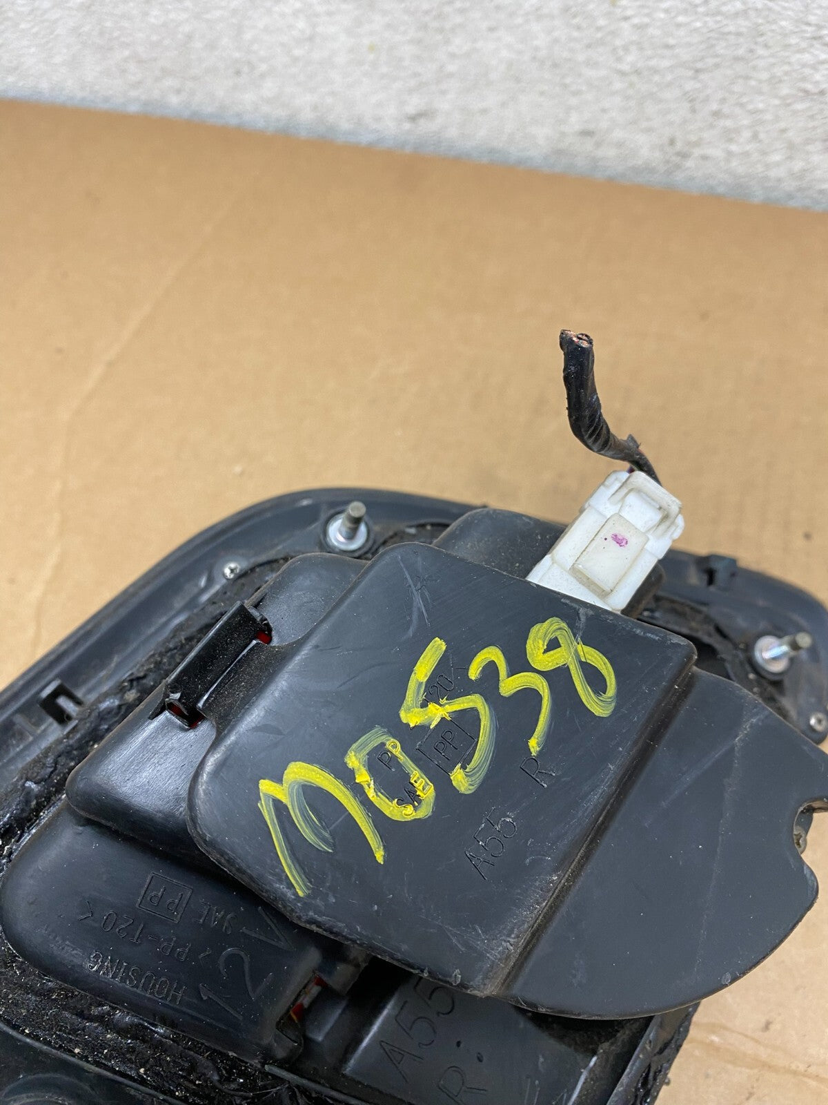 1997 1998 1999 Nissan Maxima Right Passenger RH Inner Tail Light M0538 DG8