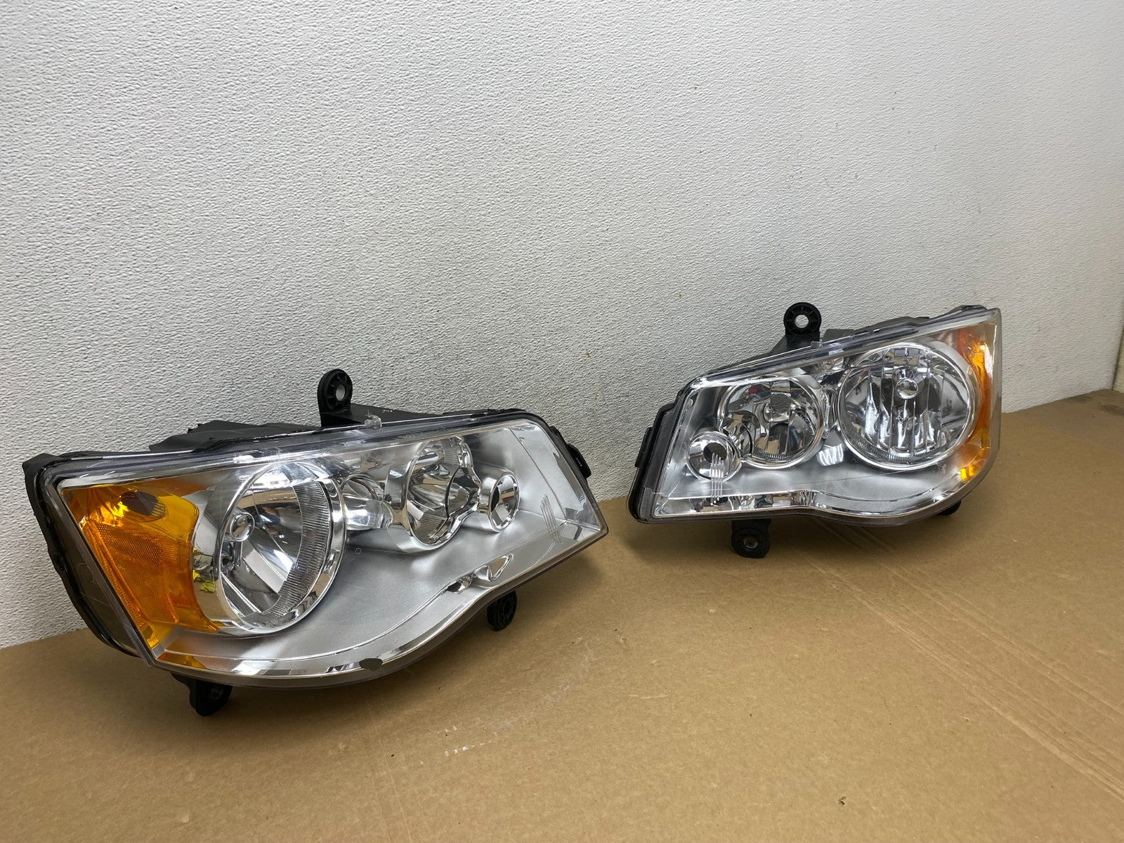 2008 to 2016 Chrysler Town and Country Left+Right Side Headlights AF9905 DW2