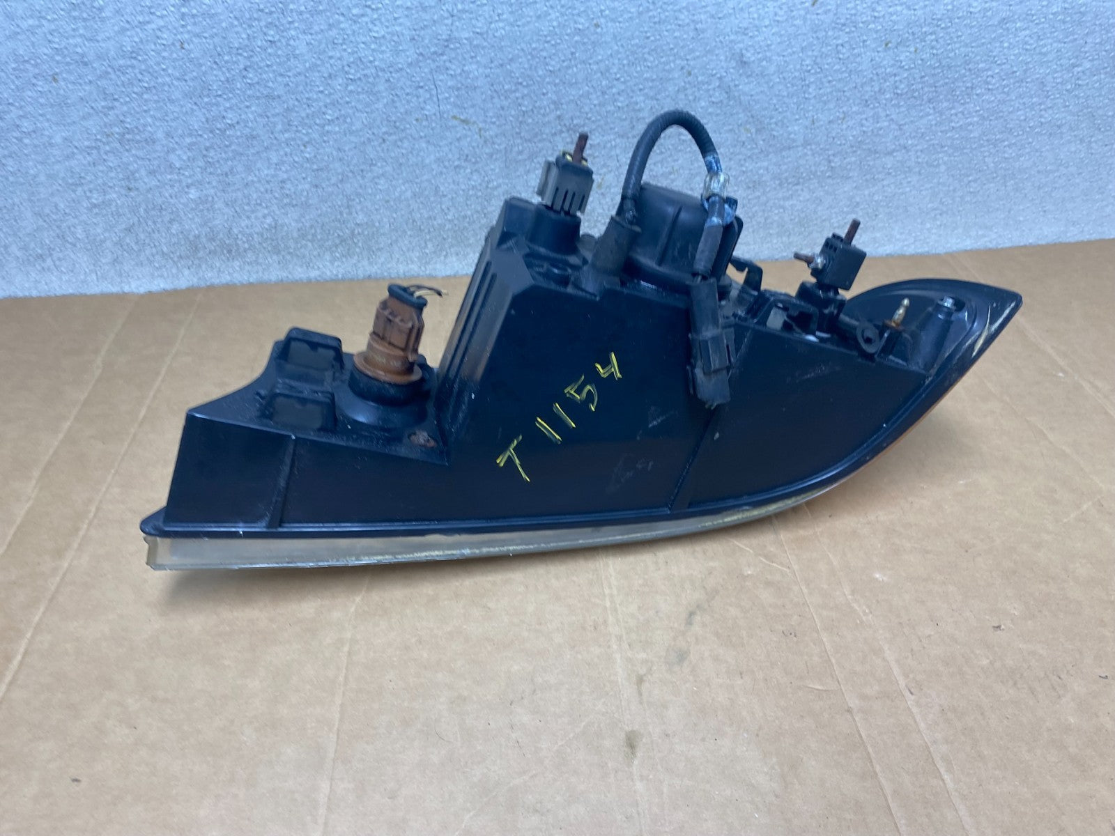 1998 to 2002 Lincoln Navigator Right Passenger Halogen Headlight OEM T1154 DW9