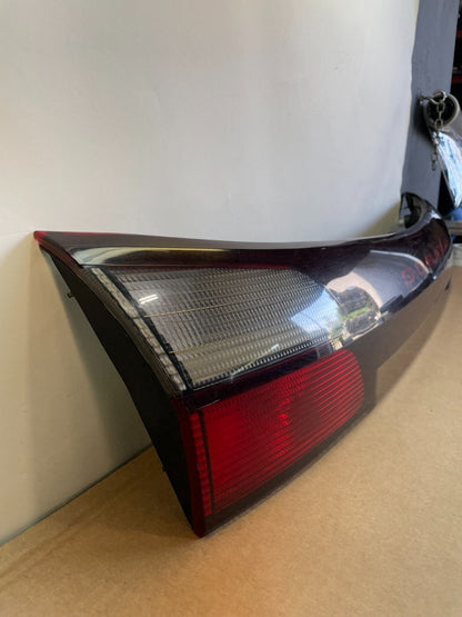 2002 - 2004 Subaru Outback Trunk Hatch Lid Tail Light Panel Center ag0774 DG2
