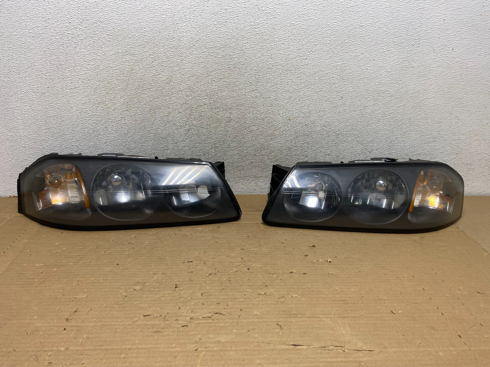 2000 to 2005 Chevrolet Impala Left+Right Set Headlights Halogen AG8210 DW0