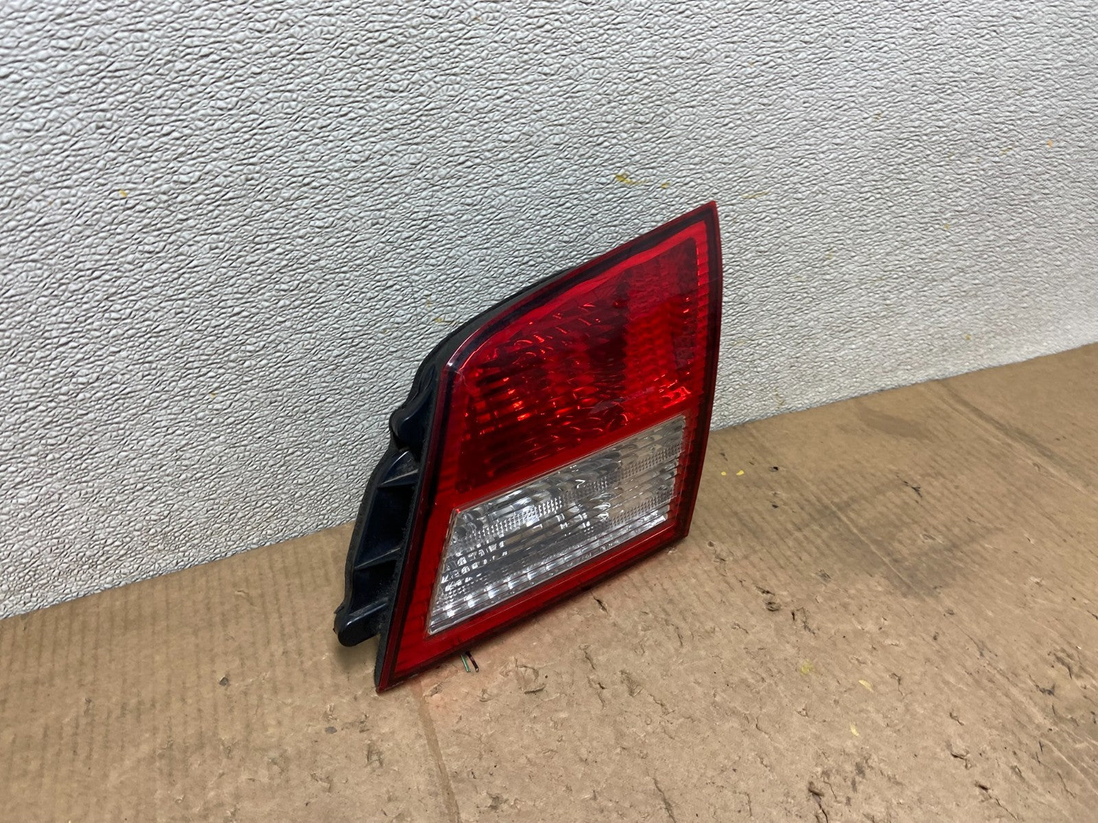 2002-2004 Infiniti i35 Inner Light Right Passenger RH Tail Light OEM AA7091 DW2