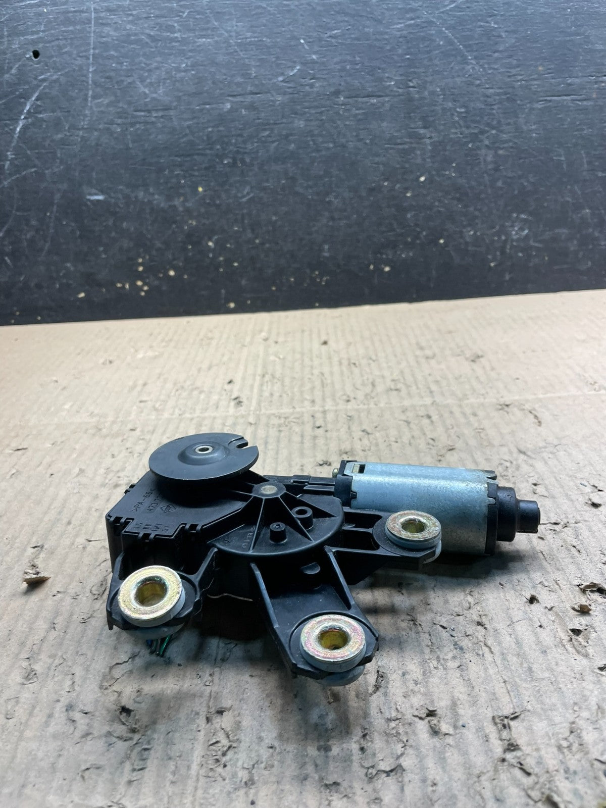 2004 to 2007 Volkswagen Touareg Rear Windshield Wiper Motor V5261 DG1