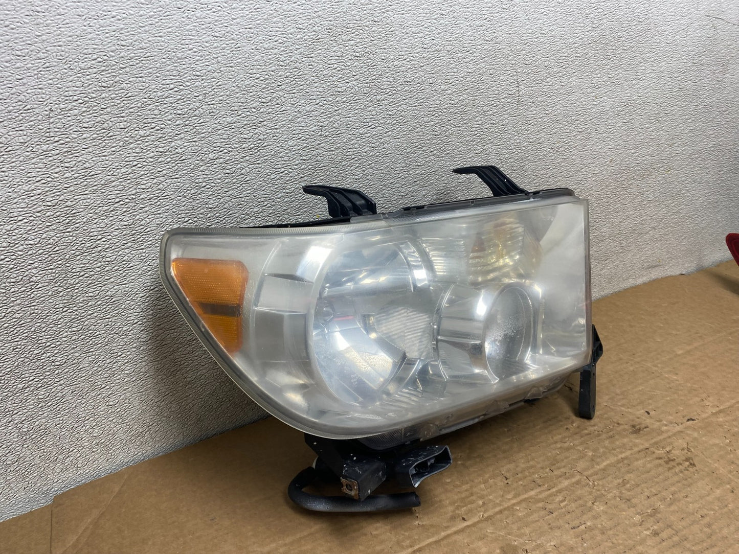 2007 to 2014 Toyota Sequoia Tundra Right Passenger RH Headlight Halogen Z2607 DG2