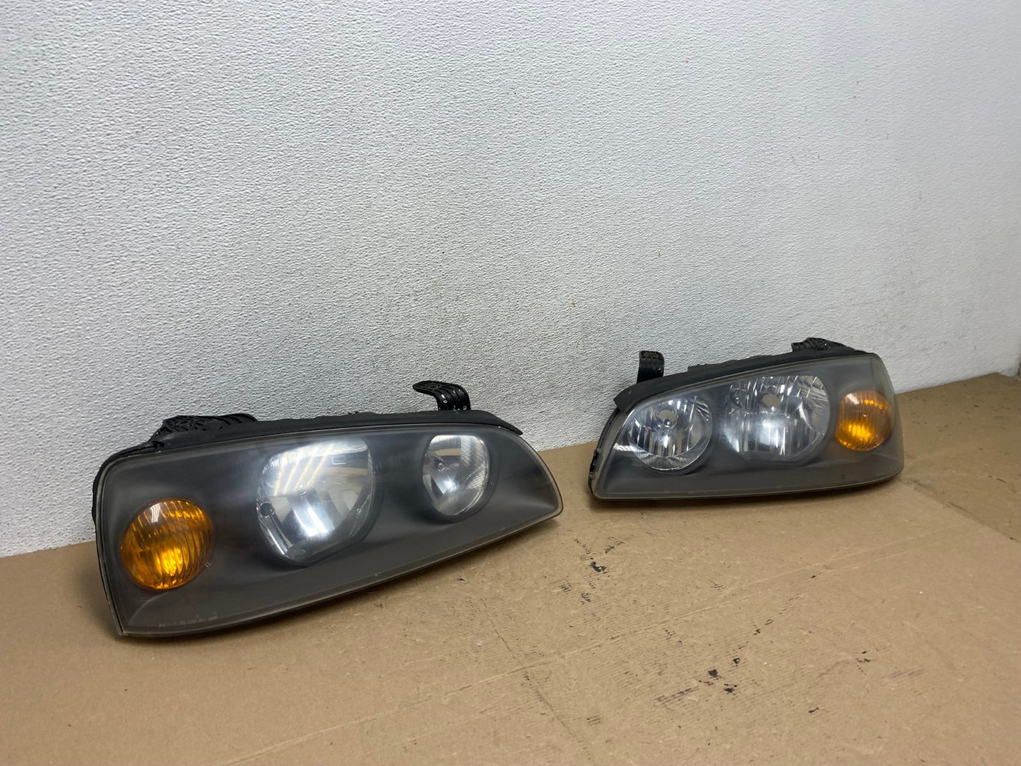 2004 to 2006 Hyundai Elantra Left+Right Set Halogen Headlights AF4580 LK2