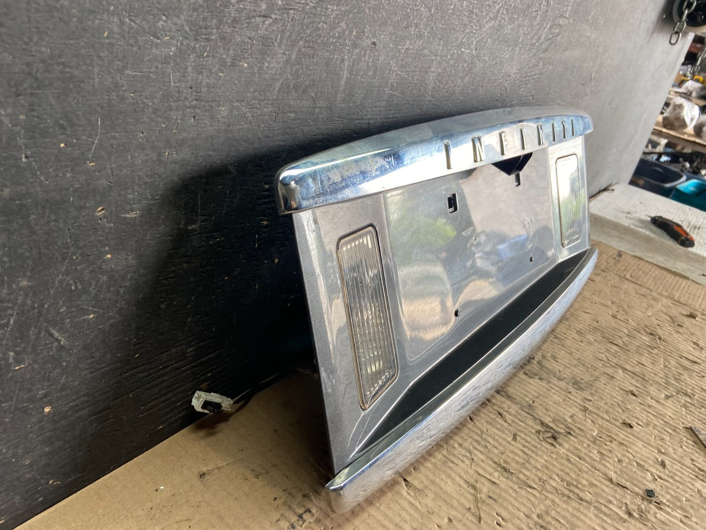 2004 to 2007 Infiniti QX56 License Plate Bracket With Camera Q3417 DG2