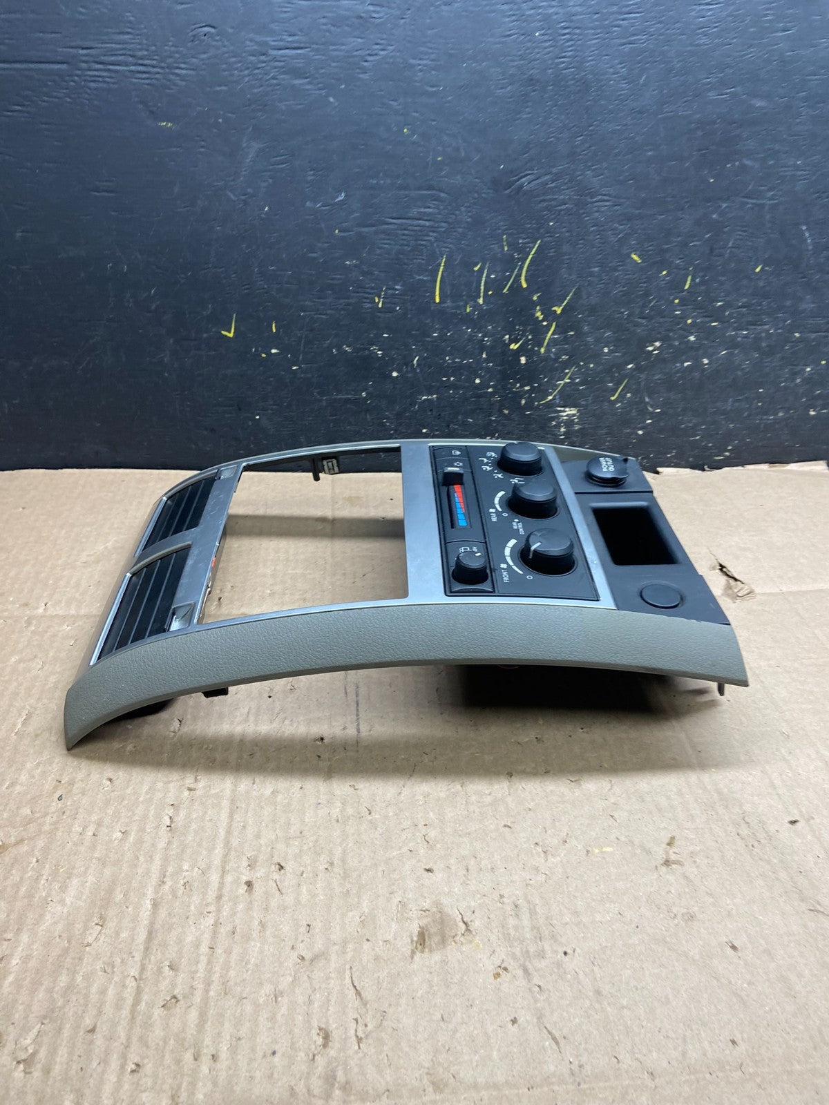 2005-2009 Dodge Durango Heat AC Climate Temperature Control Radio Bezel Y2421 DG2