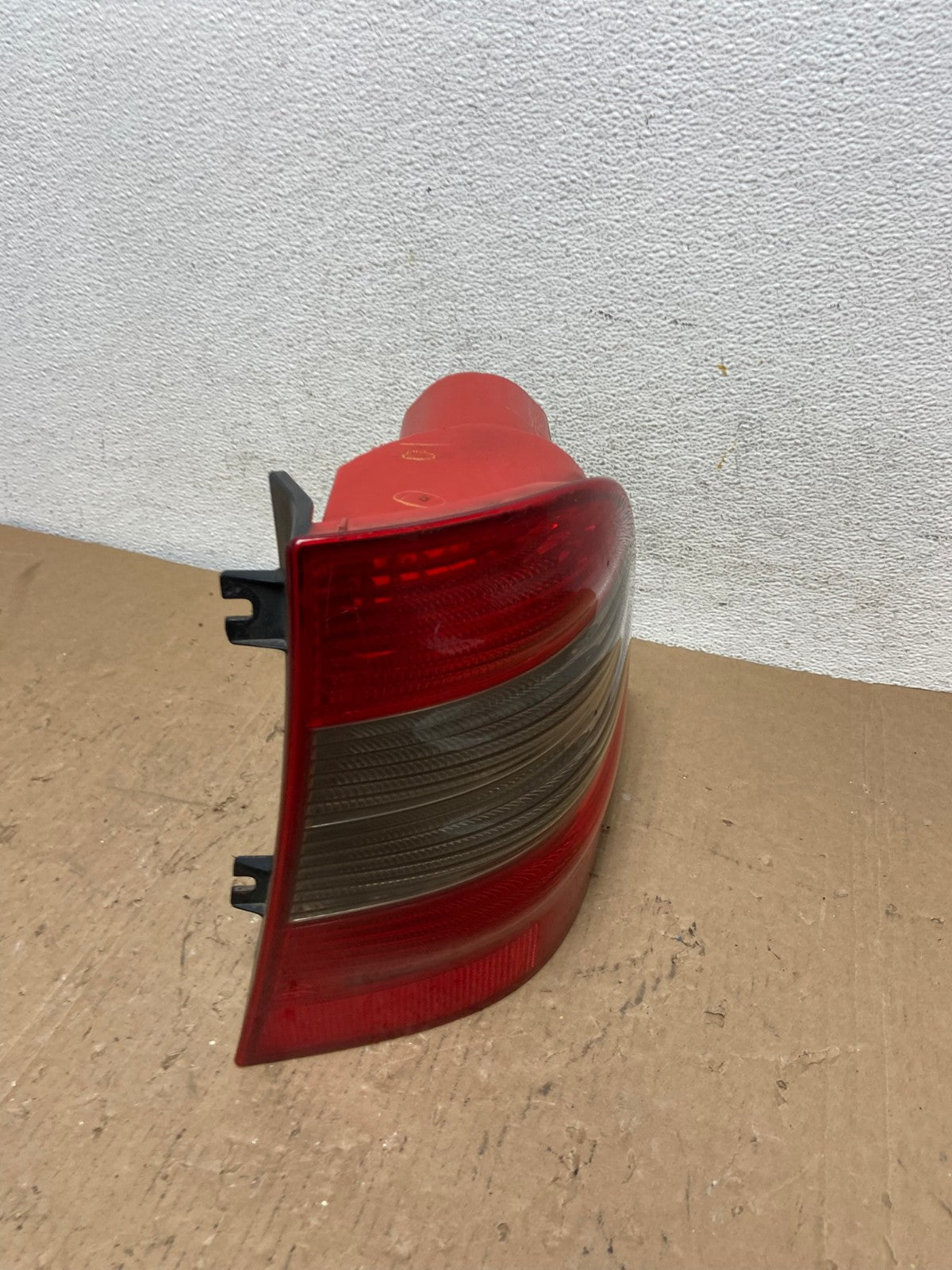 2002-2005 Mercedes ML 350 Ml-Class Right Passenger Rh Side Tail Light AD8189 LK2