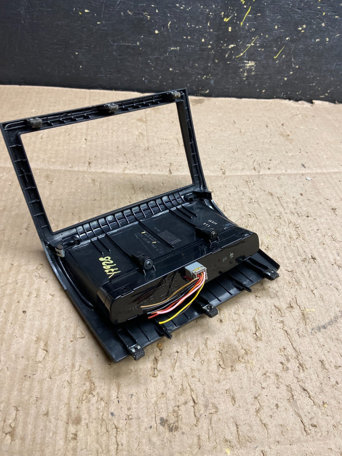 2006-2012 Hyundai Entourage Sedona Center Radio Clock Bezel Air Vent Y7928 DG4